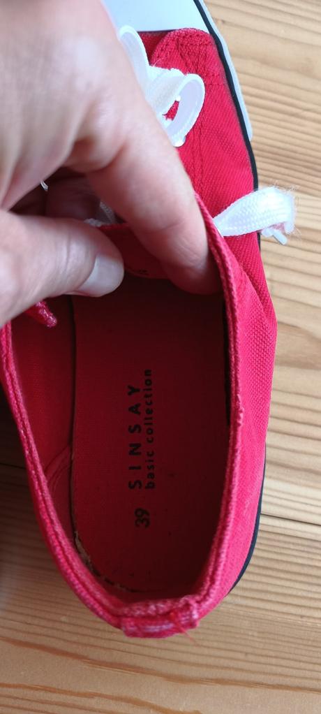 Červené tenisky, 39