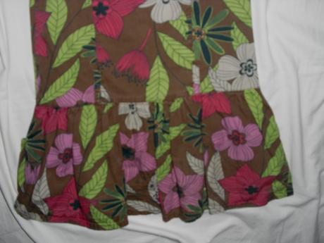 Krásná květovaná propínací šatovka, 110