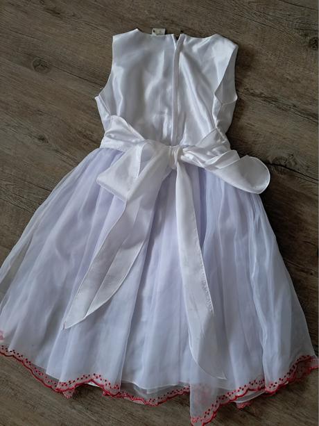 Vyšívané šaty pro družičku, 80