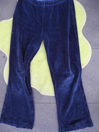 Sametové tepláky, 128