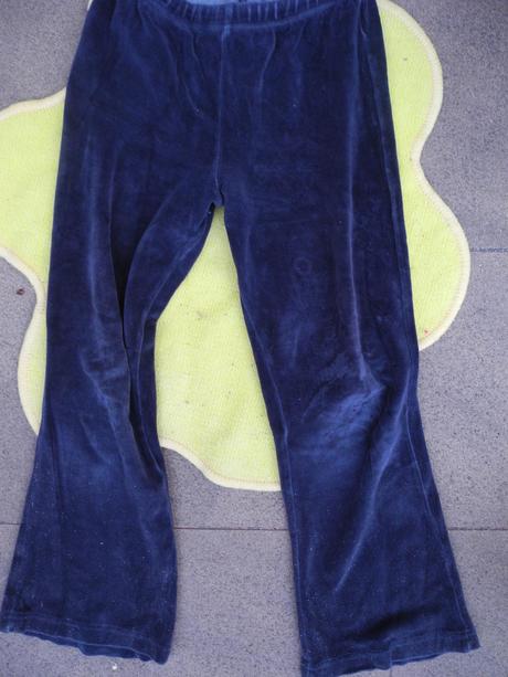 Sametové tepláky, 128