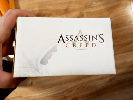 32 - hrníček assassins creed, 