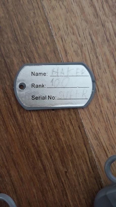 Hračka-vojenské příslušenství.,