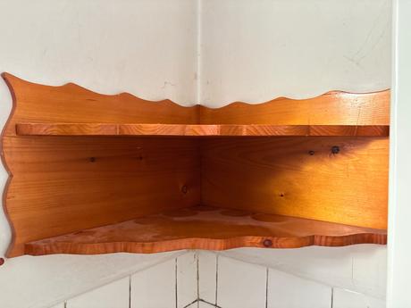 Drevena policka do rohu - ruční prace, 