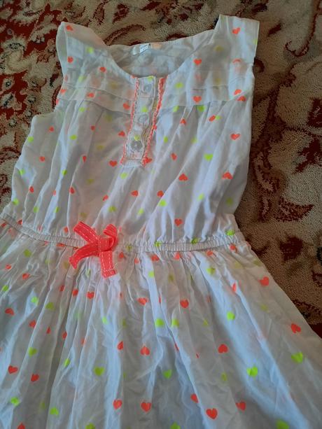 Šaty s neon srdíčky, 122