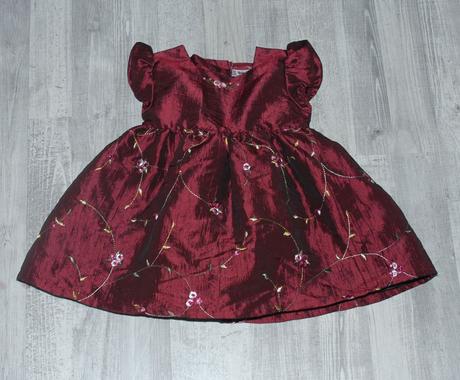 Slavnostní červené šaty i k vánočnímu stromečku, 86