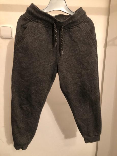 Tmavě šedé tepláky s kapsami a tkanicí, 104