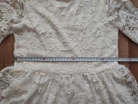 Bílé krajkové šaty, 140