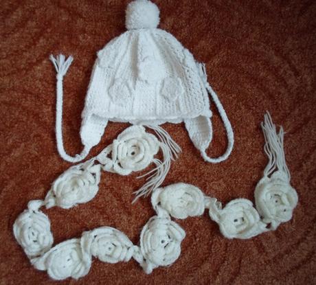 Bílá háčkovaná čepice ušanka šála šálek, 98