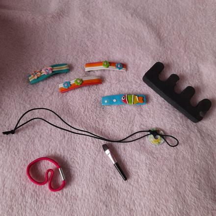 Růžový košík a holčičí šperky, 