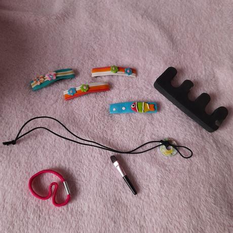 Růžový košík a holčičí šperky, 