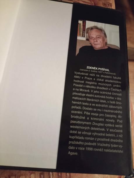 Kniha - té noci svítil úplněk,