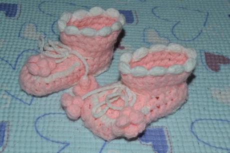 Háčkované bačkůrky, capáčky - vel. obleční 68, <17