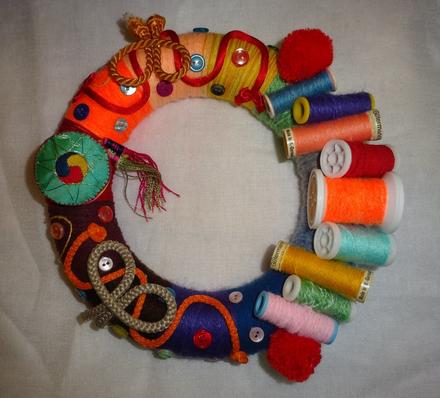 Ruční práce věnec švadlenka pletařka cca 22 cm, 