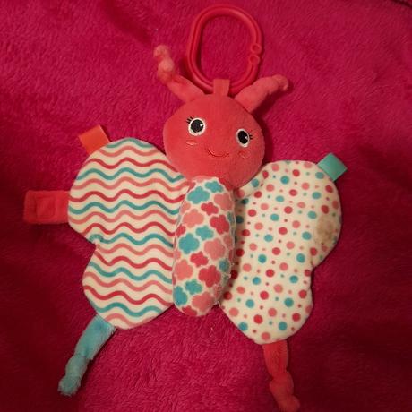 První hračka nádherný motýl na kočárek, 