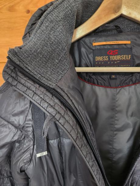 Prošívaný zimní kabát s kapucí vel. m, 38