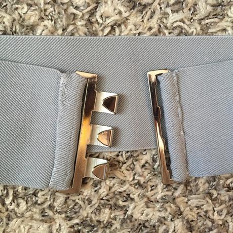 Široký pás s kovovou přezkou, 