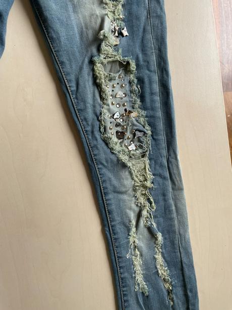 Děravé džíny s kamínky, vel l spíše asi menší, za, m