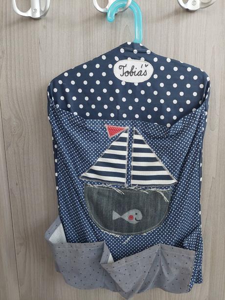 Kapsář na ramínku, 