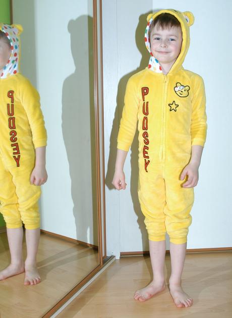 Chlupatý žlutý overal na spaní i karneval medvídek, george,98