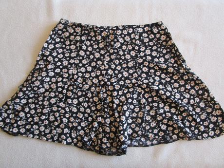 Pěkné černé lehoučké kraťasy, vzhledově jako sukně, new look,36