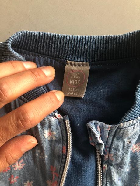 Modrá květovaná veselá bunda 128cm 7let zip, 128