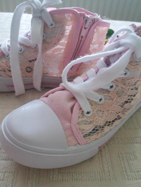 Krajkové tenisky, 31