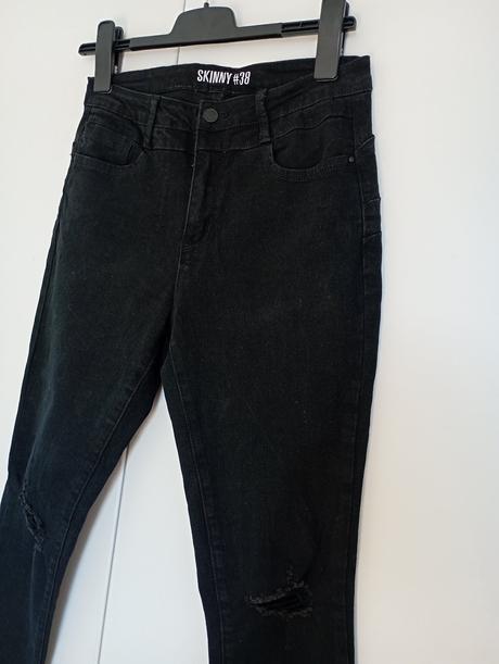 Push up černé džíny s dírami na kolenou, gate,40