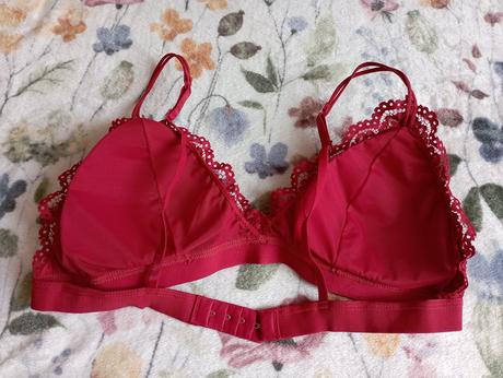 Rudá krajková braletka na zapínání, gate,m