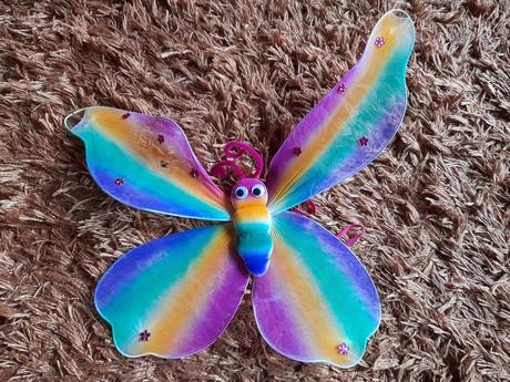 Křídla ii. barevná trochu poničená nošená,