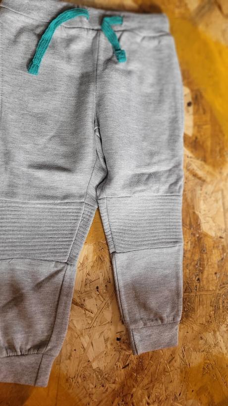 Tepláková souprava a tepláky, 104–116