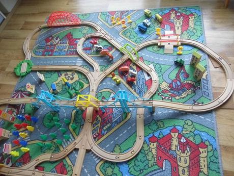 Dřevěné koleje vč. vláčků, vagónů apod., 