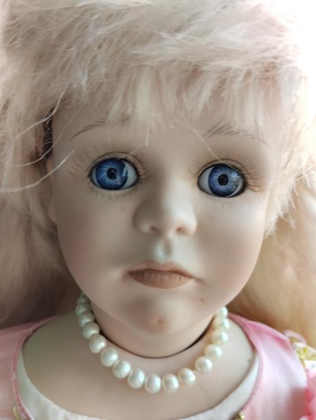 Značená porcelánová panenka,