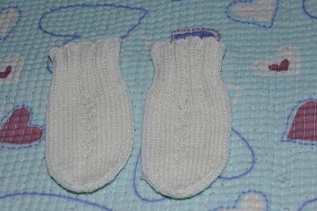 Bílé pletené rukavičky, 68