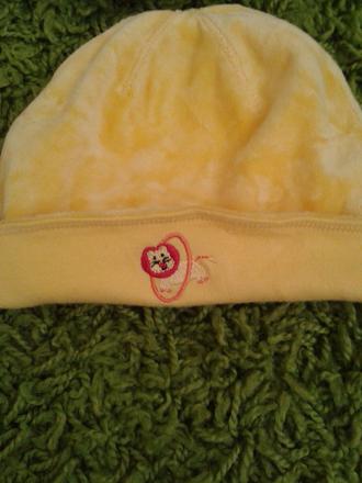 Sametová čepička pro mimi zn.oshkosh baby, 68