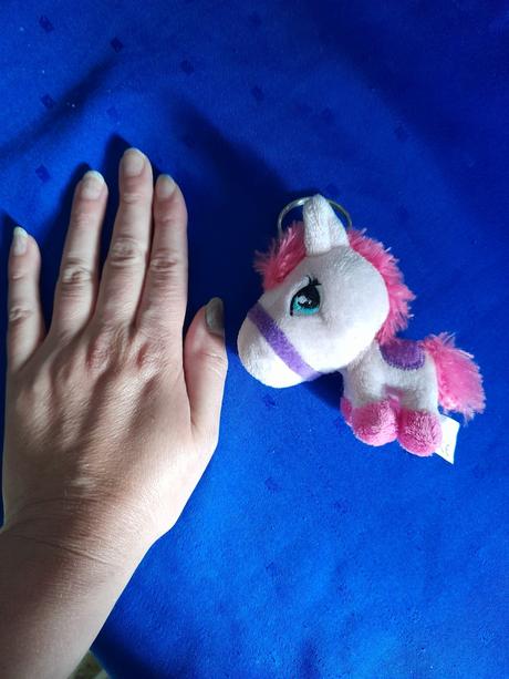 Krásný menší plyšový koník růžovofialkový,