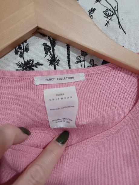 Růžový svetr zara s nápisem na rukávech, zara,152