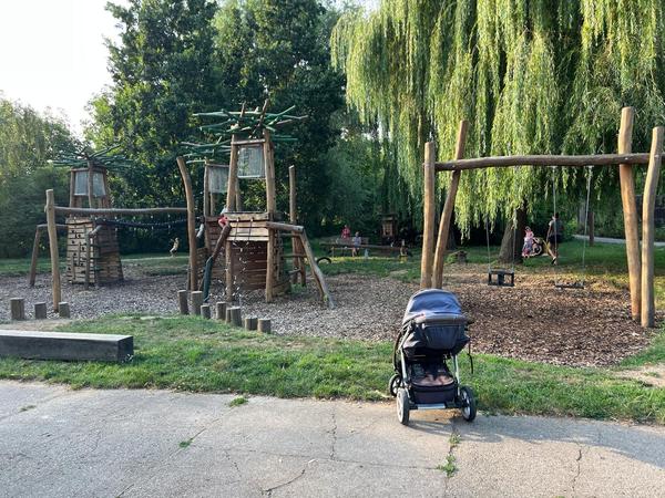 Dětské hřiště Holásky: Rodinný výlet s dětmi u Brna