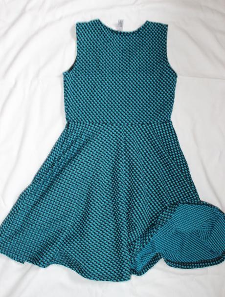 Po26. zajímavé dívčí šaty, 9-10 let, zn. yd, 140