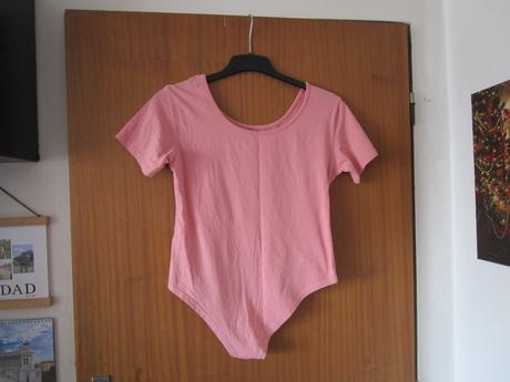 Bledě růžové bavl. elast. body, kr. rukáv, v.m-l, m