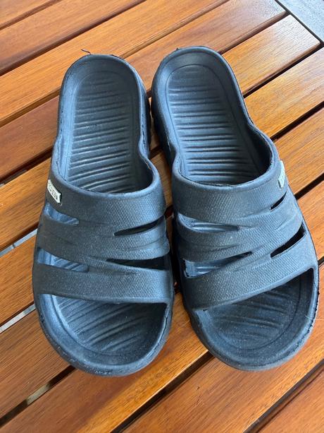 Černé pantofle, 33