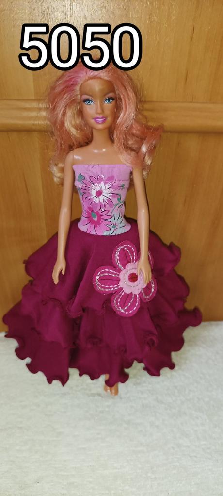 Šatičky na barbie panenky,