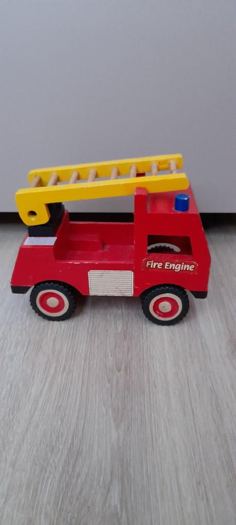 Dětské dřevěné požární auto s vyklápěcím žebříkem,