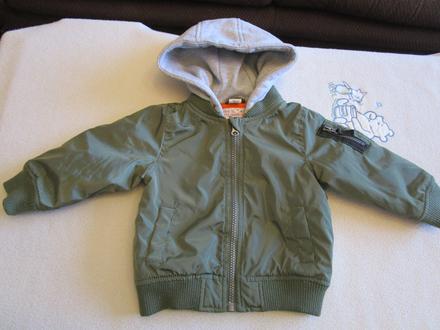 Téměř nová slušivá tm. zelená bunda s kapucí, dopodopo,74