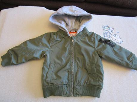 Téměř nová slušivá tm. zelená bunda s kapucí, dopodopo,74