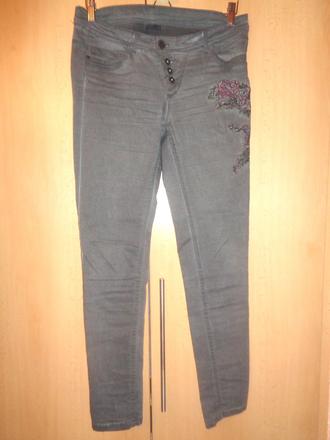 Šedé elastické skinny s vyšitými květy, 40