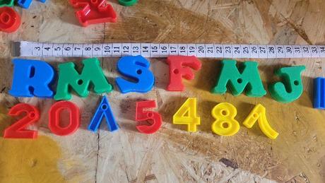 Plastové číslice a písmena k navlékání, 