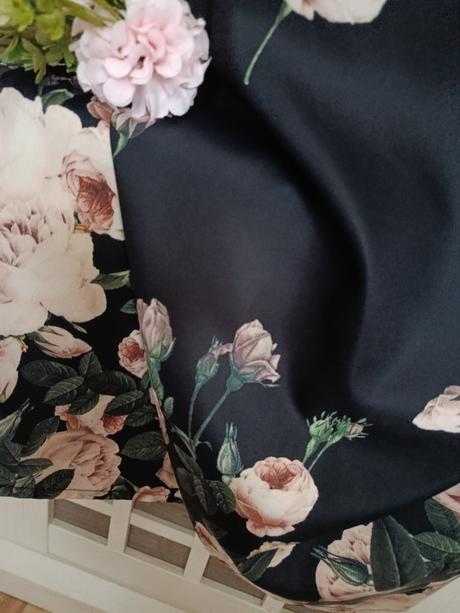 Šaty s růžemi, 38