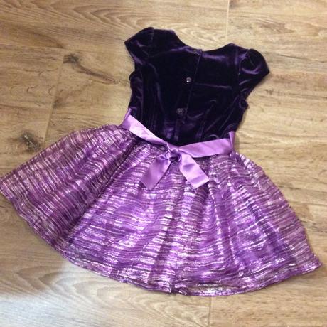 Slavnostní šaty zdobené kamínky, 98