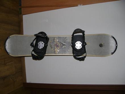 Pěkný používaný snowboard, délka 137, 130-139 cm